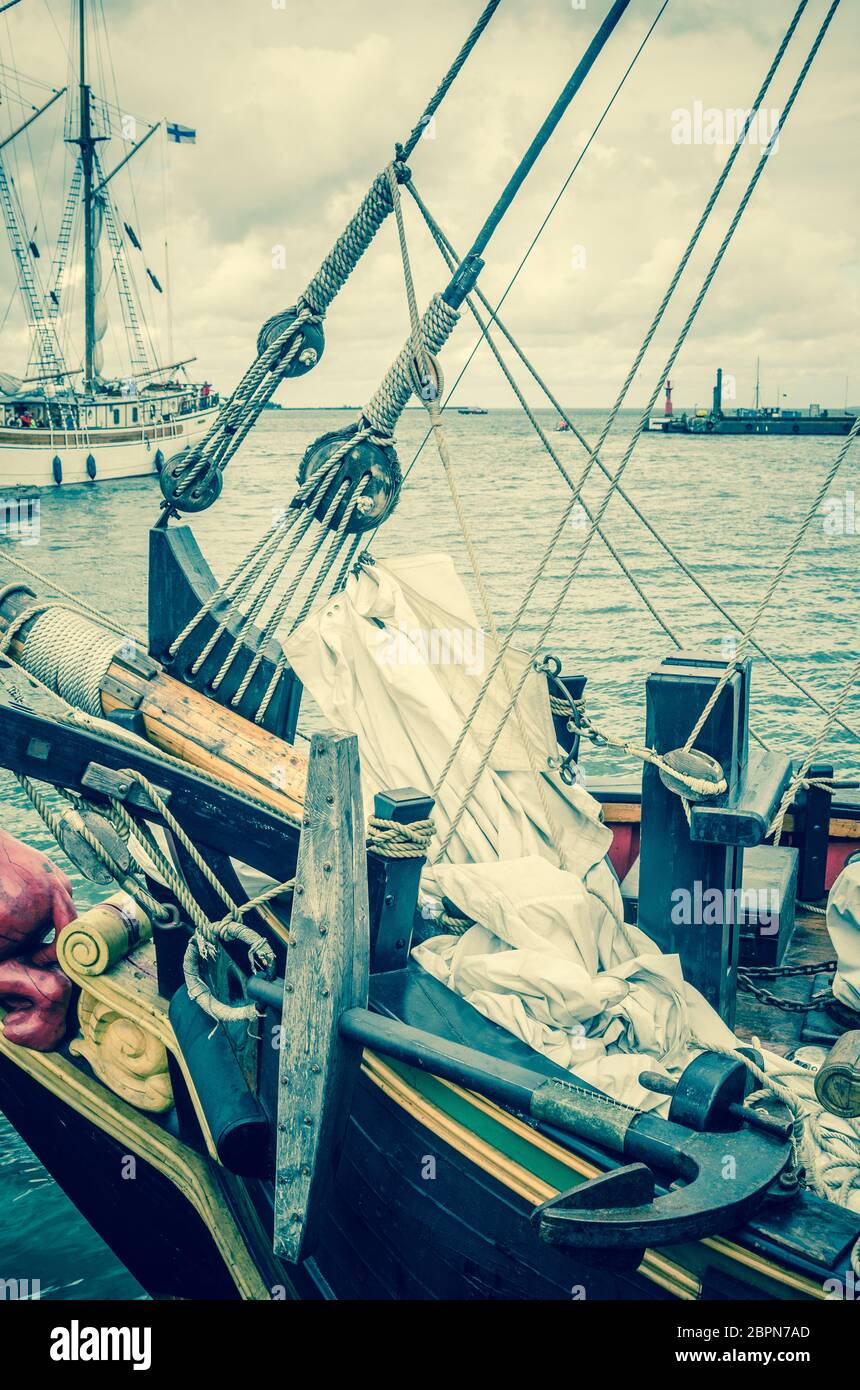 Alten Segelboot im Hafen, Muskelaufbau Stockfoto