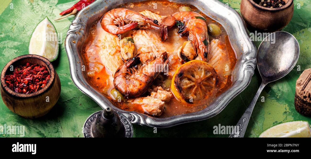 Meeresfrüchtesuppe mit Garnelen, Muscheln und Fisch. Tom Yam Suppe Stockfoto