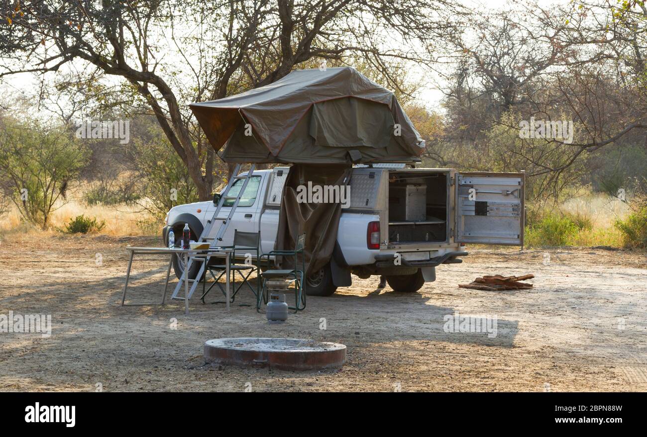 4x4 Offroad Fahrzeug Camping mit Dachzelt in einem Meadwow mit Solarpanel  zur Energieerzeugung im Vordergrund Stockfotografie - Alamy