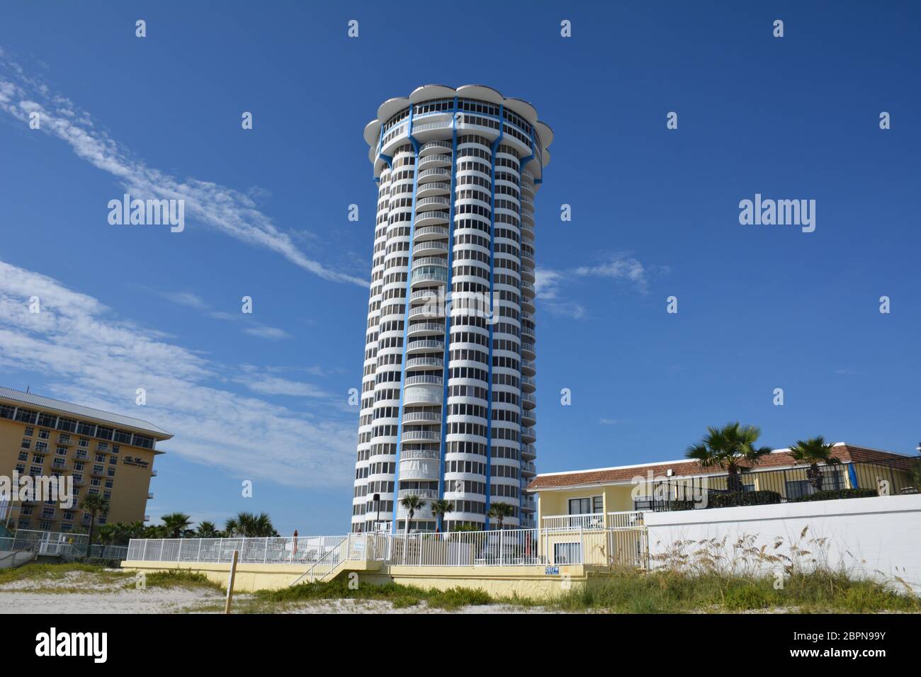 Ein moderner Hochhaus am Strand Eigentumswohnung Turm in Daytona Beach, Florida, USA. Stockfoto