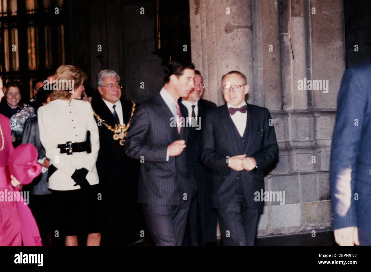 Besuch von Prinz Charles und Prinzessin Diana in Köln - Besuch im Kölner Dom und in der Dombauhütte in Begleitung des Domproptes Bernard Henrichs. Stockfoto