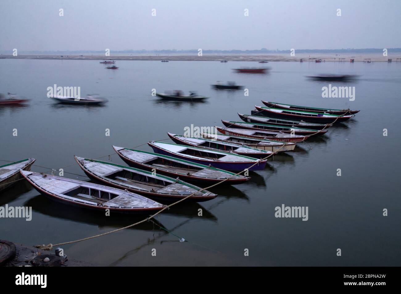 Am frühen Morgen Blick auf den Fluss Ganga in Varanasi, in Indien.EIN schöner Ort für Bootfahren. Stockfoto