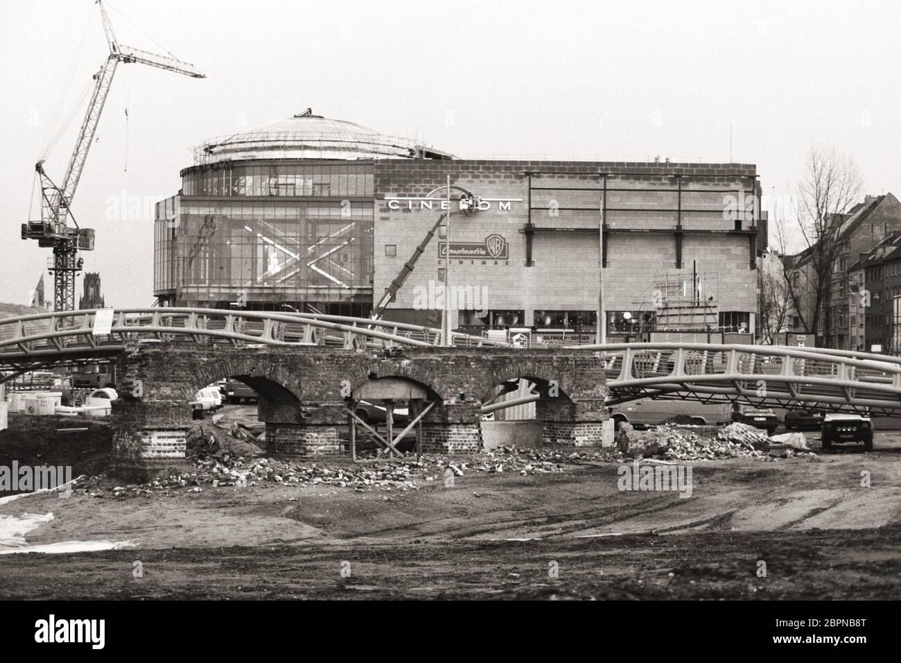 Cinedom Köln - in Angelegenheit des Investors und Filmmanagers Bernd Eichinger und des kanadischen Architekten Eberhard H. Zeidler wird das Gebäude übergeben. Im künftigen Media-Park schälte der erfolgreiche Filmproduzent 3200 glitzernde Glasfasserdioden an, die in der Kuppel einer 30 Meter hohen Rotunde einen Sternenhimmel vorführen und damit eine neue Hochburg großstädtischer Kino-Architektur kronen - der Cinedom eine 100 Millionen Mark teure Investition für 3200 Besucher mit Platz 13. Stockfoto