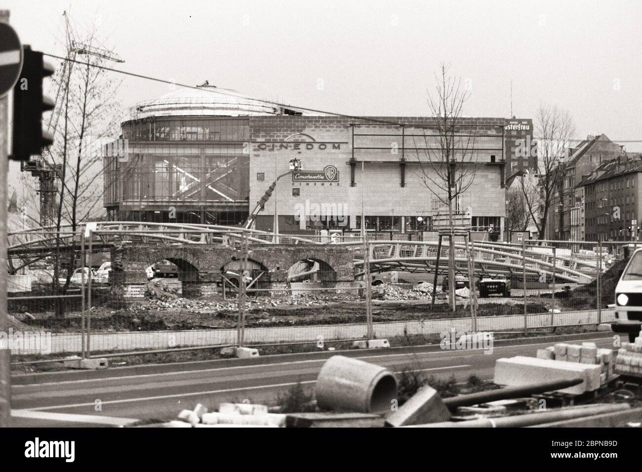 Cinedom Köln - in Angelegenheit des Investors und Filmmanagers Bernd Eichinger und des kanadischen Architekten Eberhard H. Zeidler wird das Gebäude übergeben. Im künftigen Media-Park schälte der erfolgreiche Filmproduzent 3200 glitzernde Glasfasserdioden an, die in der Kuppel einer 30 Meter hohen Rotunde einen Sternenhimmel vorführen und damit eine neue Hochburg großstädtischer Kino-Architektur kronen - der Cinedom eine 100 Millionen Mark teure Investition für 3200 Besucher mit Platz 13. Stockfoto