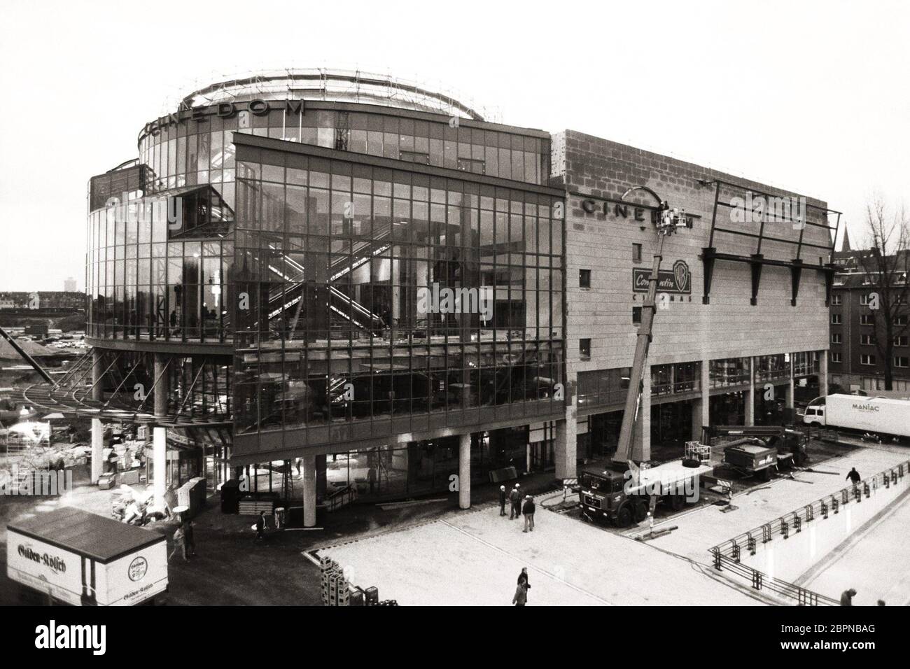 Cinedom Köln - in Angelegenheit des Investors und Filmmanagers Bernd Eichinger und des kanadischen Architekten Eberhard H. Zeidler wird das Gebäude übergeben. Im künftigen Media-Park schälte der erfolgreiche Filmproduzent 3200 glitzernde Glasfasserdioden an, die in der Kuppel einer 30 Meter hohen Rotunde einen Sternenhimmel vorführen und damit eine neue Hochburg großstädtischer Kino-Architektur kronen - der Cinedom eine 100 Millionen Mark teure Investition für 3200 Besucher mit Platz 13. Stockfoto