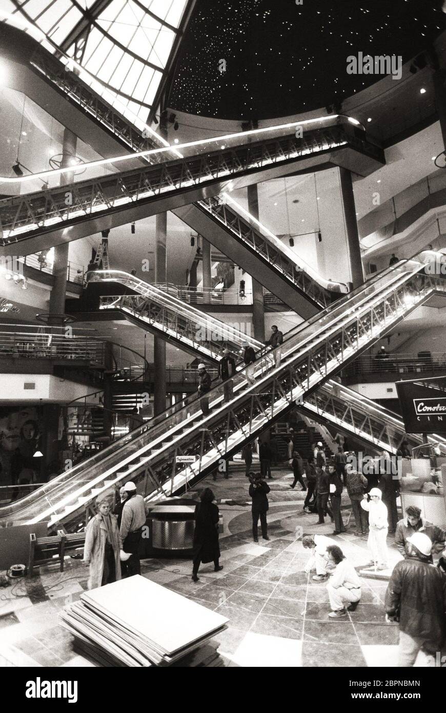 Cinedom Köln - in Angelegenheit des Investors und Filmmanagers Bernd Eichinger und des kanadischen Architekten Eberhard H. Zeidler wird das Gebäude übergeben. Im künftigen Media-Park schälte der erfolgreiche Filmproduzent 3200 glitzernde Glasfasserdioden an, die in der Kuppel einer 30 Meter hohen Rotunde einen Sternenhimmel vorführen und damit eine neue Hochburg großstädtischer Kino-Architektur kronen - der Cinedom eine 100 Millionen Mark teure Investition für 3200 Besucher mit Platz 13. Stockfoto