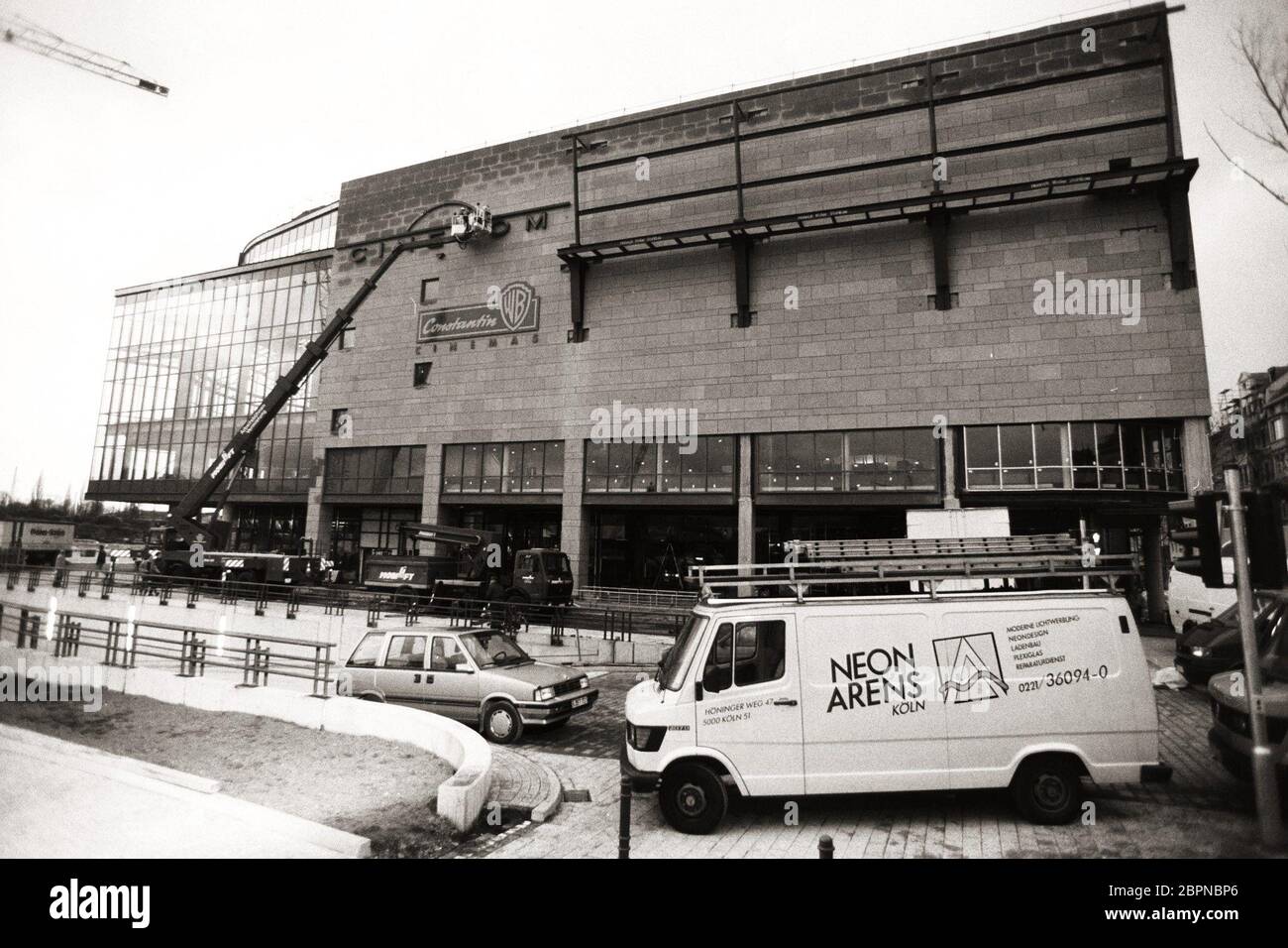 Cinedom Köln - in Angelegenheit des Investors und Filmmanagers Bernd Eichinger und des kanadischen Architekten Eberhard H. Zeidler wird das Gebäude übergeben. Im künftigen Media-Park schälte der erfolgreiche Filmproduzent 3200 glitzernde Glasfasserdioden an, die in der Kuppel einer 30 Meter hohen Rotunde einen Sternenhimmel vorführen und damit eine neue Hochburg großstädtischer Kino-Architektur kronen - der Cinedom eine 100 Millionen Mark teure Investition für 3200 Besucher mit Platz 13. Stockfoto
