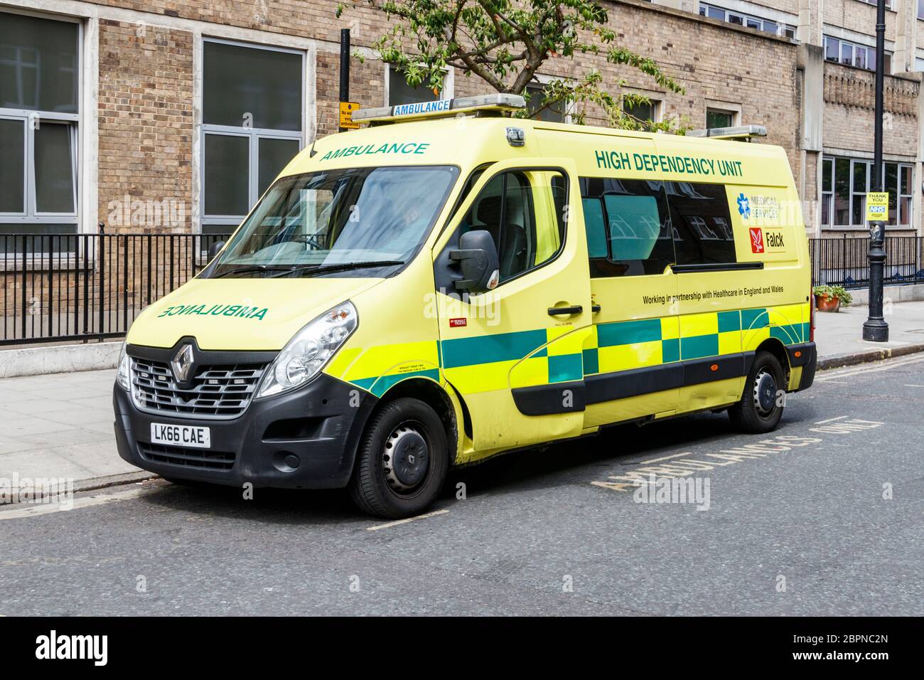 Ein Krankenwagen mit hoher Abhängigkeit parkte vor dem Kinderkrankenhaus in der Great Ormond Street, London, Großbritannien Stockfoto