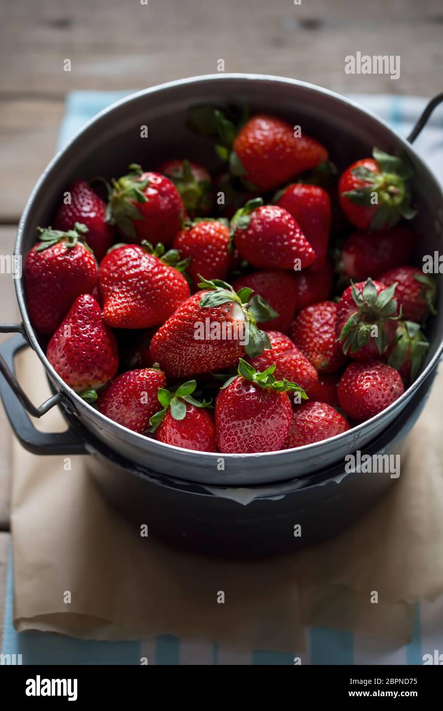 Erdbeeren in Sieb, frisch, würzen Stockfoto