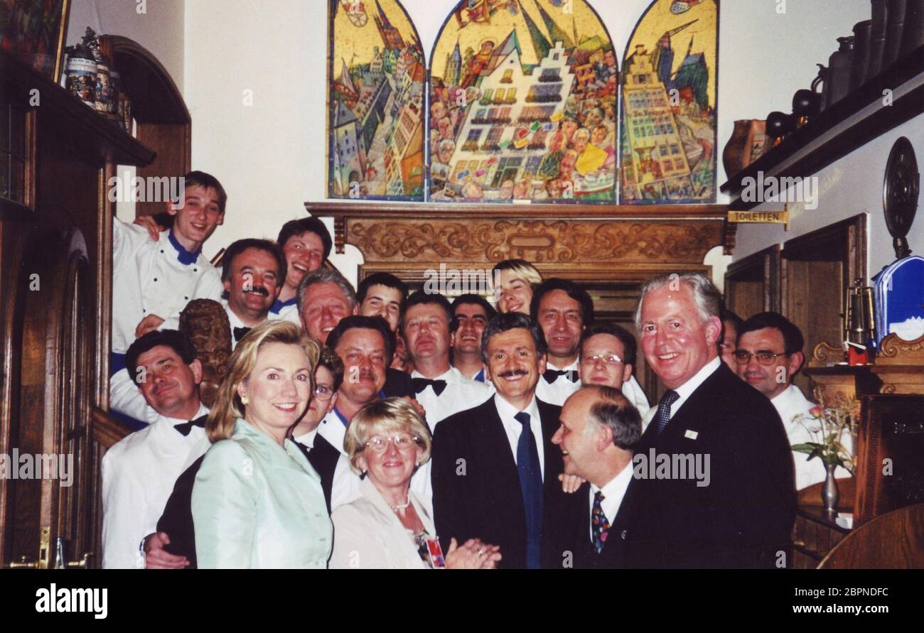 G8-Gipfel in Köln 1999 - Schluessen im 'EM Krützche' mit Bill und Hillary Clinton und der gesamten Belegschaft. Stockfoto