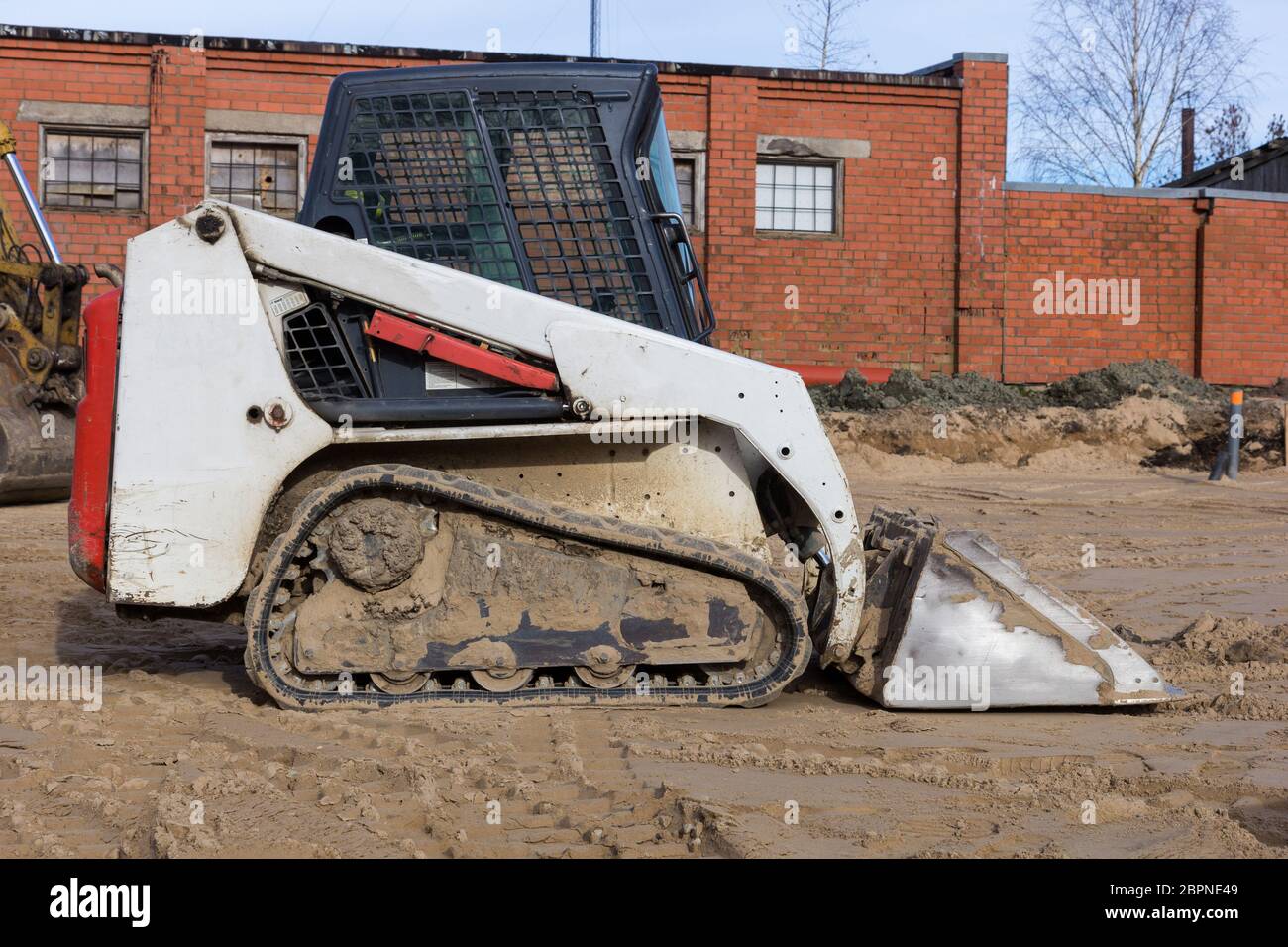 Minibagger bobcat stehend auf der Baustelle Stockfoto