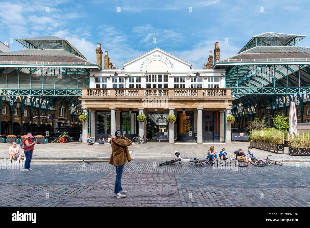 Covent Garden Market, normalerweise voll, fast verlassen an einem Wochenende während der Sperrung der Coronavirus-Pandemie, London, Großbritannien Stockfoto