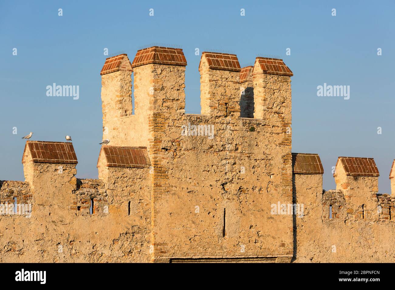 Mittelalterliche Steinburg Scaliger (Castello Scaligero) am Gardasee, Provinz Brescia, Sirmione, Italien Stockfoto