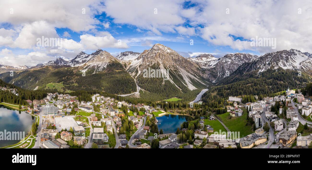Luftaufnahme des Bergortes Arosa in den alpen im Kanton Graubünden in der Schweiz Stockfoto