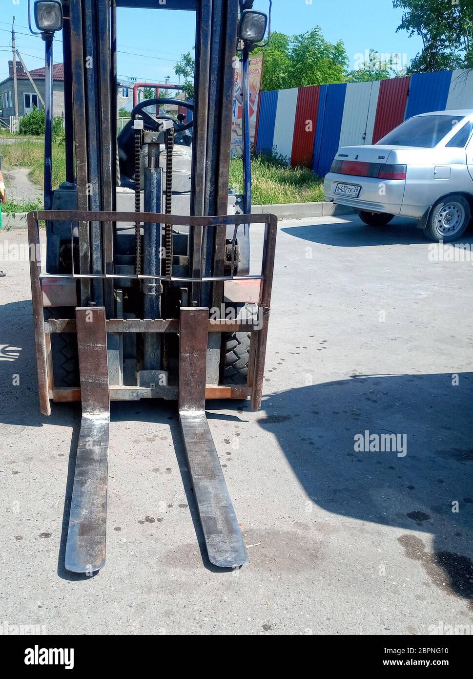 Krasnodar, Russland - 13. Juni 2019: Gabelstapler zum Verladen von Gütern auf der Baustelle. Stockfoto