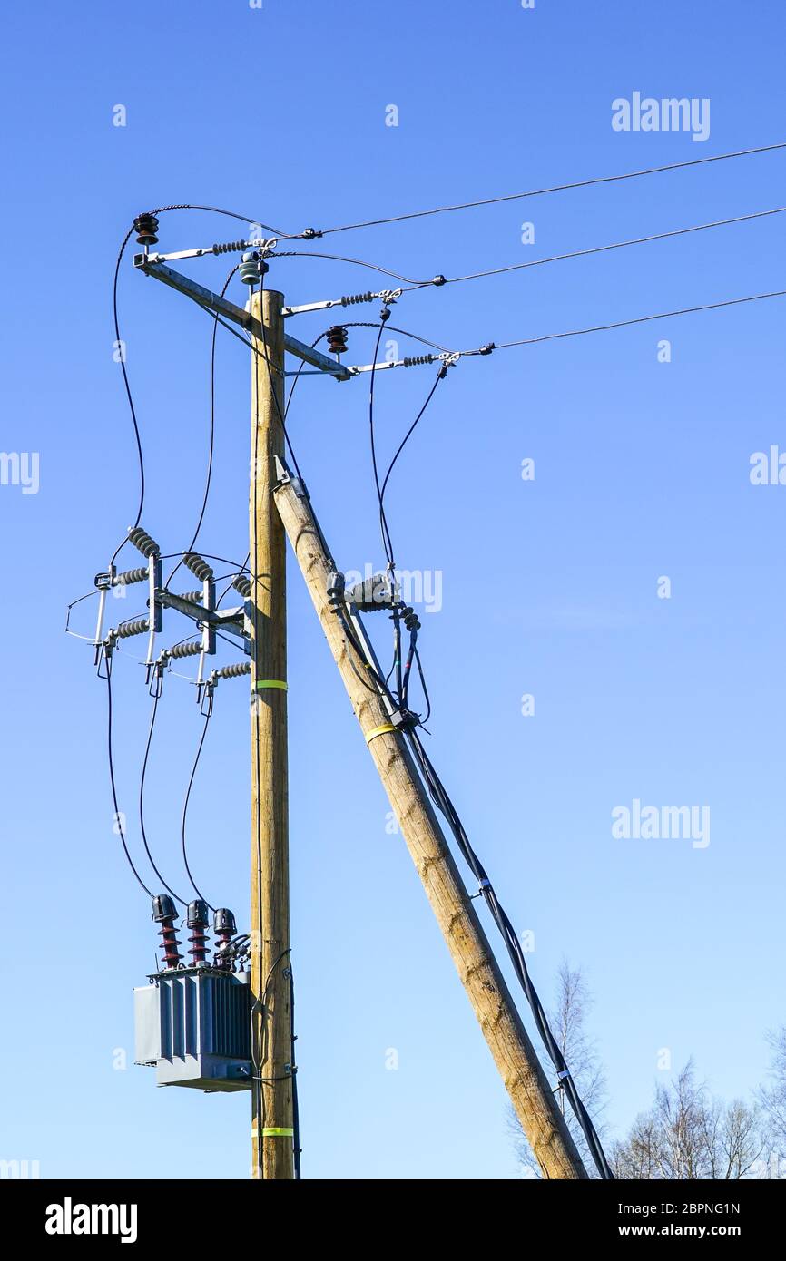Strom Übertragungsleitung Pole mit Drähten auf einem Hintergrund des blauen Himmels Stockfoto