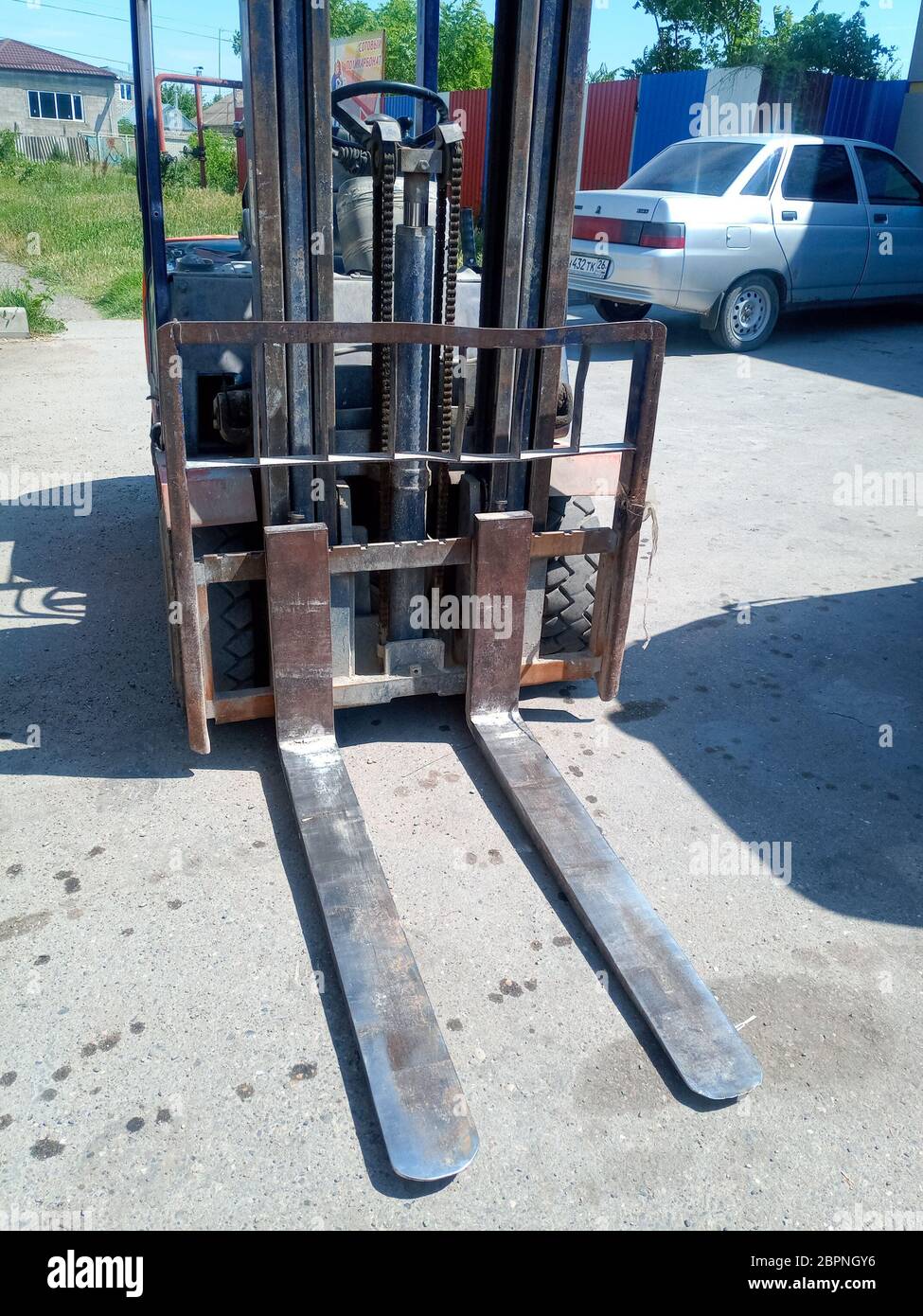 Krasnodar, Russland - 13. Juni 2019: Gabelstapler zum Verladen von Gütern auf der Baustelle. Stockfoto