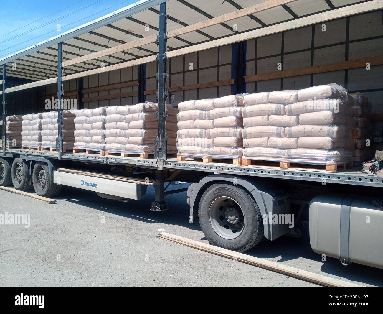 Krasnodar, Russland - 13. Juni 2019: Entladen von Säcken aus Zement von einem LKW mit einem Gabelstapler. Stockfoto