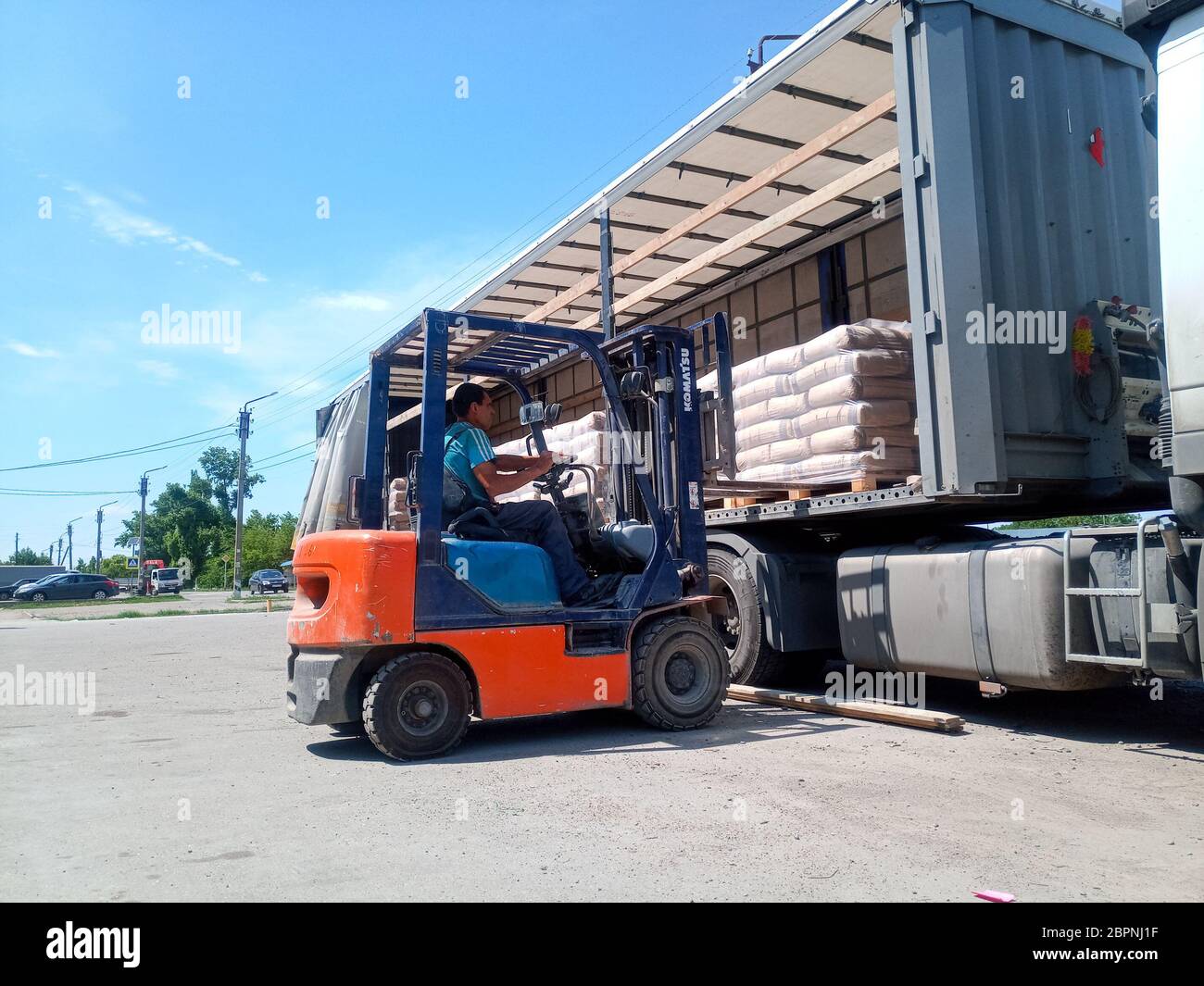 Krasnodar, Russland - 13. Juni 2019: Entladen von Säcken aus Zement von einem LKW mit einem Gabelstapler. Stockfoto