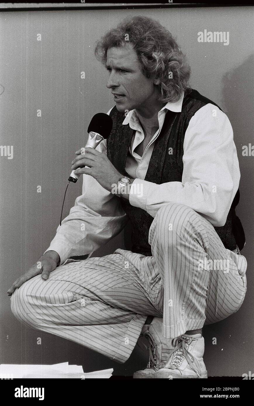 'Na siehste' TV-Show von der IFA 1987 - Thomas Gottschalk präsentiert live von der Open-Air-Bühne im Sommergarten des Messzentrums drei Stunden lang Spiele, Talk, Politik, Klatsch, Sport und viel Musik. Stockfoto