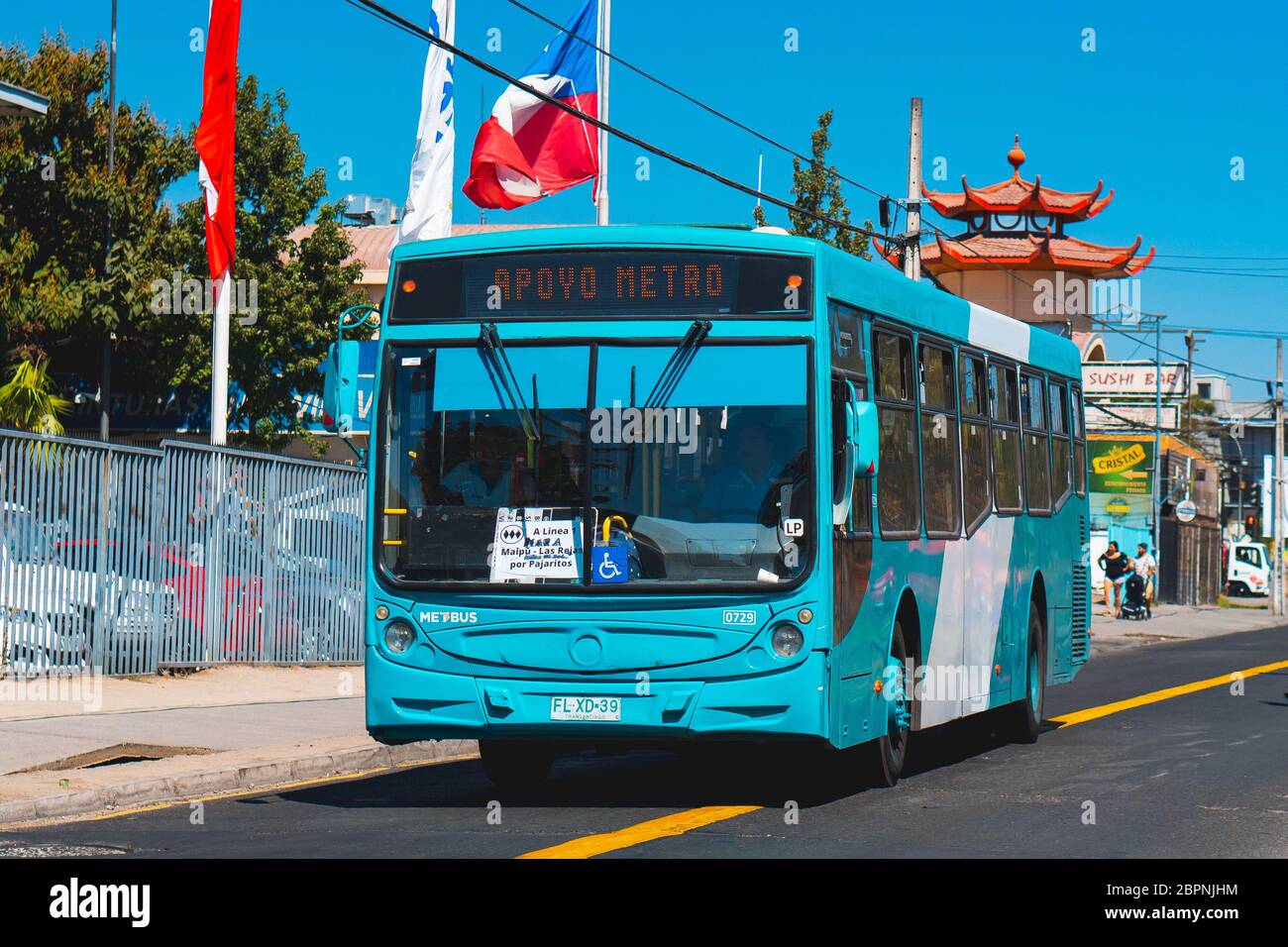 SANTIAGO, CHILE - MÄRZ 2020: Ein Transantiago - Red Movilidad Bus in Maipú Stockfoto