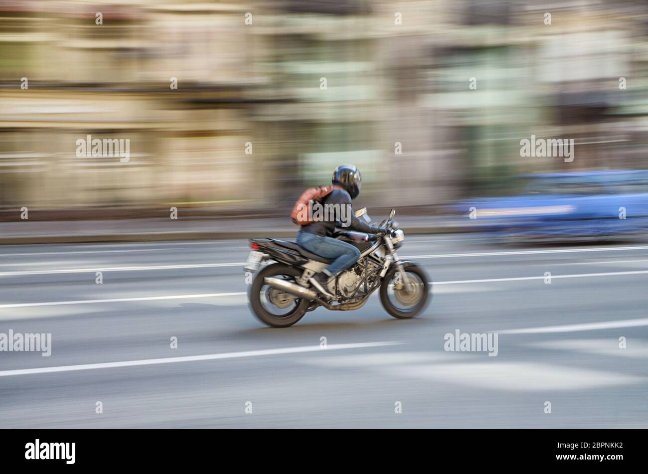 Schnelle Motorradfahrt auf einer Stadtstraße. Stockfoto