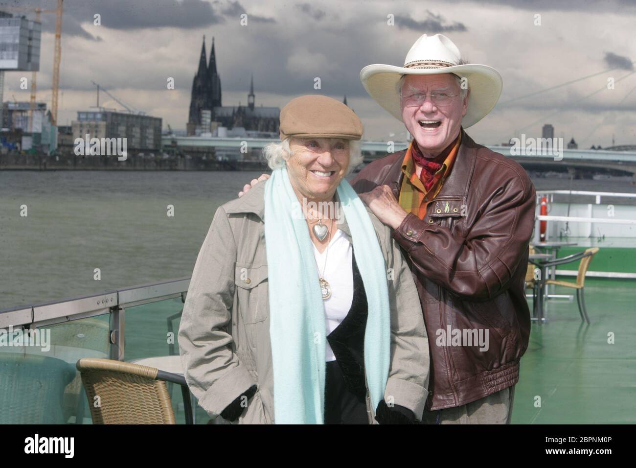 Larry Hagman - Rundfahrt auf dem Rhein - der US-amerikanische Schauspieler Larry Hagman alias J. R. Ewing (Dallas) und seine Ehefrau Maj Axelsson zu Besuch in Köln. Rundfahrt mit einem KD Schiff auf dem Rhein. Stockfoto