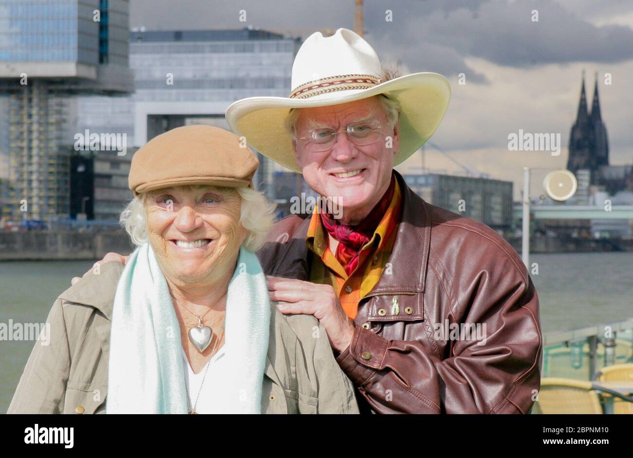 Larry Hagman - Rundfahrt auf dem Rhein - der US-amerikanische Schauspieler Larry Hagman alias J. R. Ewing (Dallas) und seine Ehefrau Maj Axelsson zu Besuch in Köln. Rundfahrt mit einem KD Schiff auf dem Rhein. Stockfoto