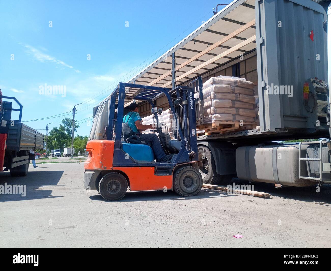 Krasnodar, Russland - 13. Juni 2019: Entladen von Säcken aus Zement von einem LKW mit einem Gabelstapler. Stockfoto