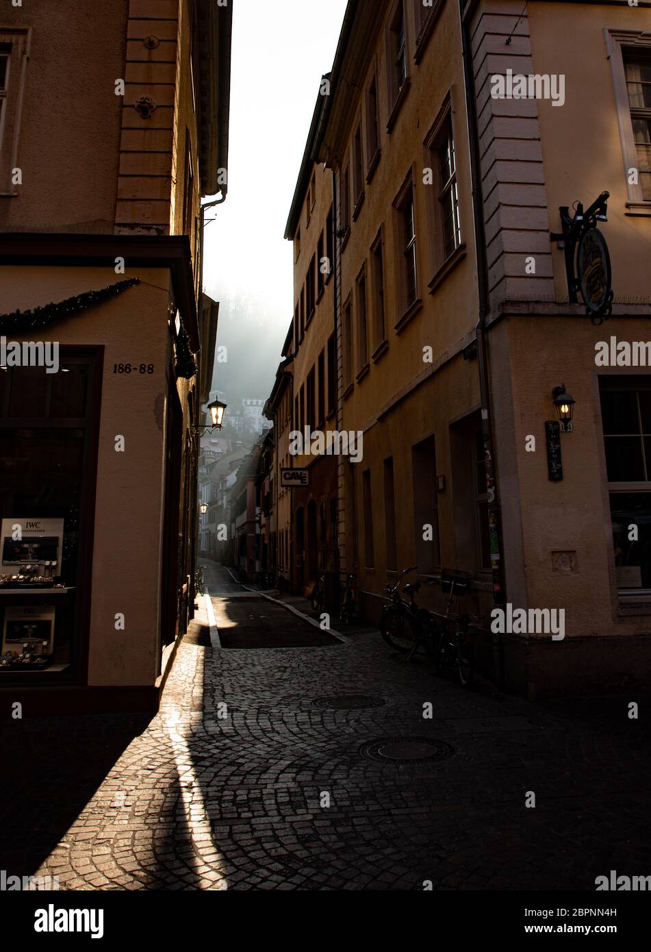 Heidelberg, Deutschland - Licht, das durch die enge Gasse strömt Stockfoto