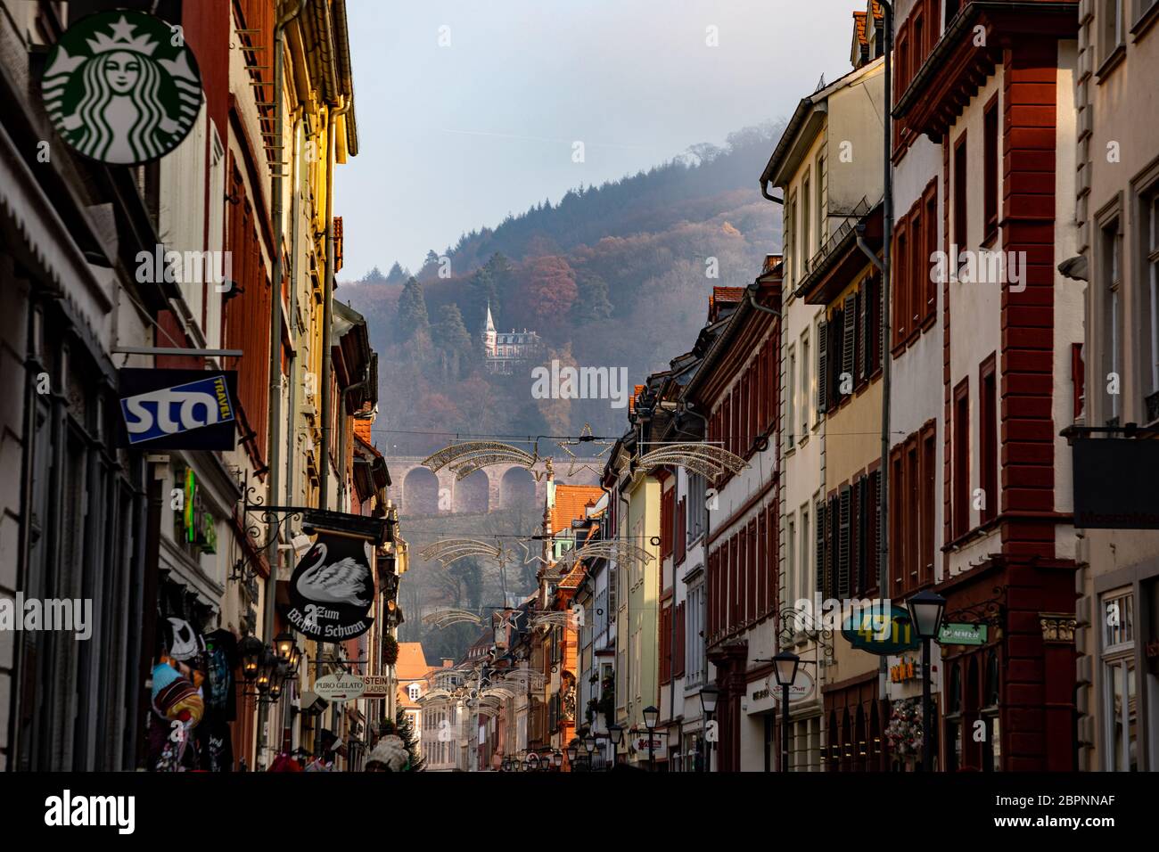 Heidelberg, Deutschland - Blick auf die Hügel über der Stadt von der engen Straße unten Stockfoto