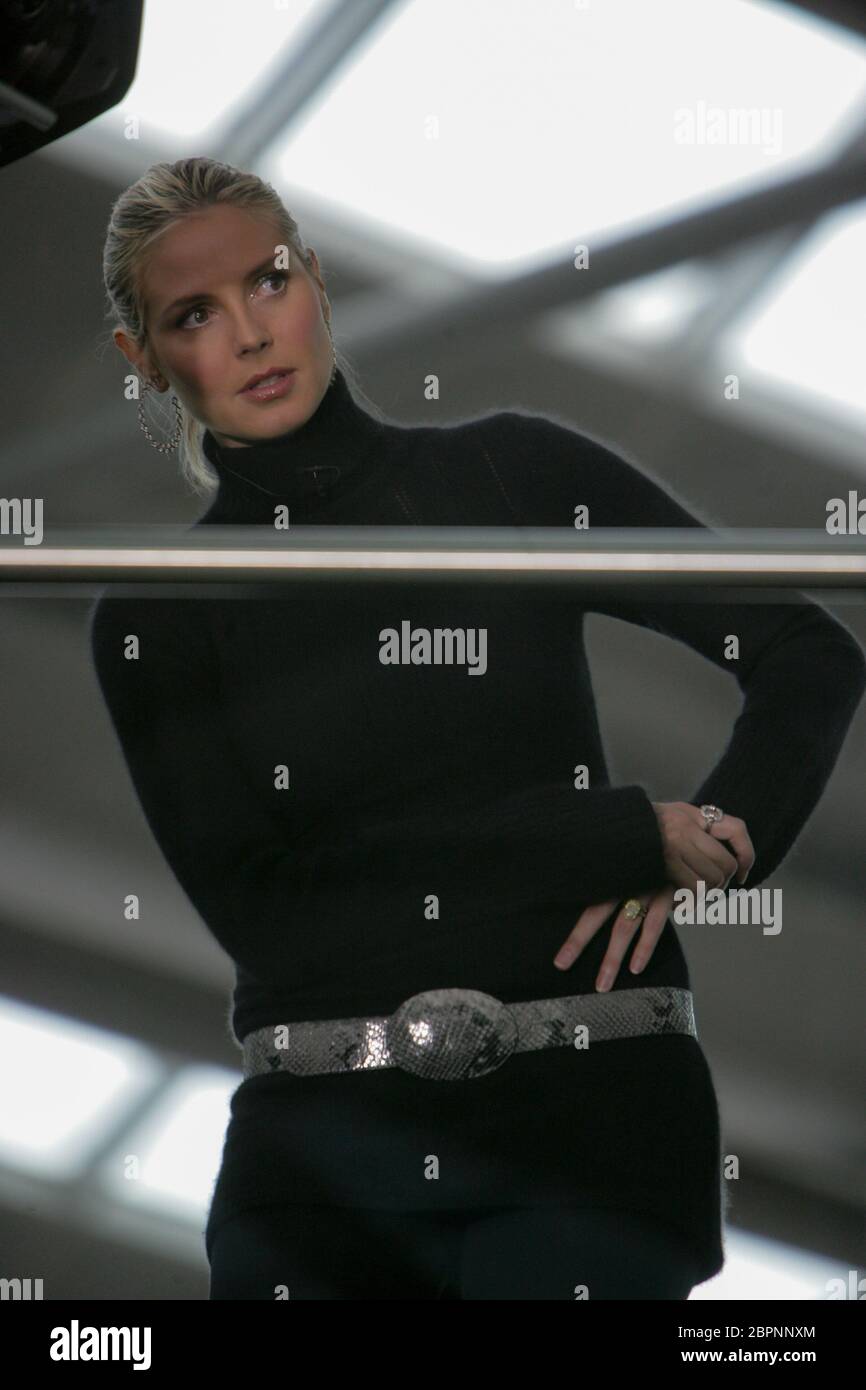 GNTM / Staffel 2 - Drecharbeiten am Airport - das deutsche Model Heidi Klum während der Drecharbeiten zur 2. Staffel von Germany am Flughafen Köln Bonn. Stockfoto
