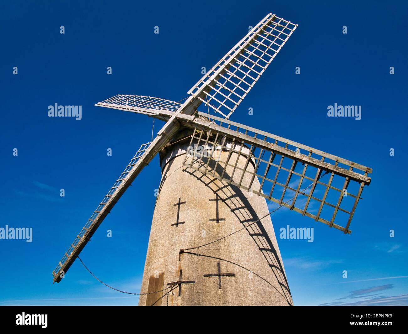Bidston Windmill, auf dem Bidston Hill in Birkenhead, Wirral, Großbritannien an einem sonnigen Tag mit klarem, blauem Himmel. Stockfoto