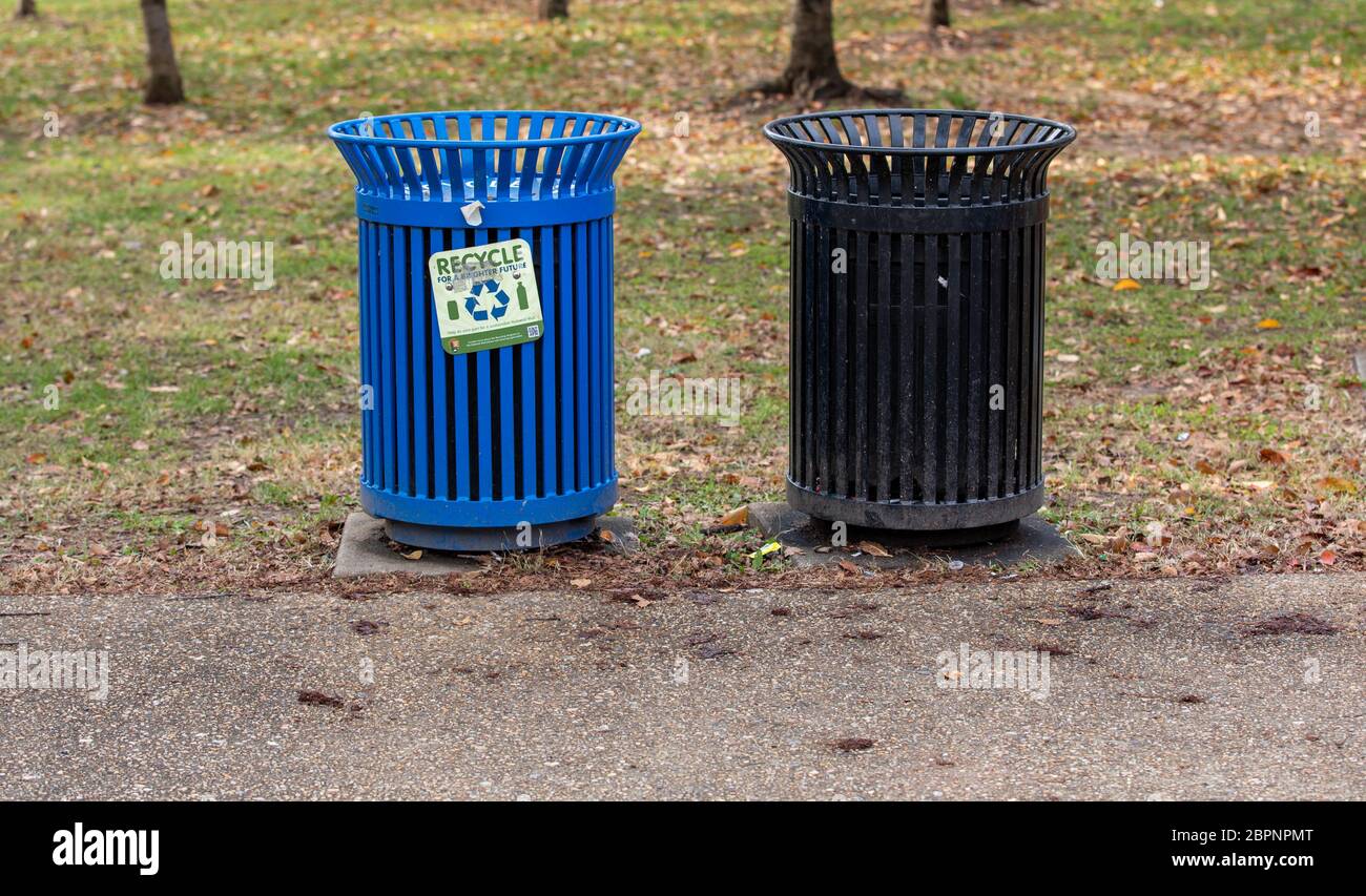 Recycling von Dosen und Mülleimern überall in DC Stockfoto