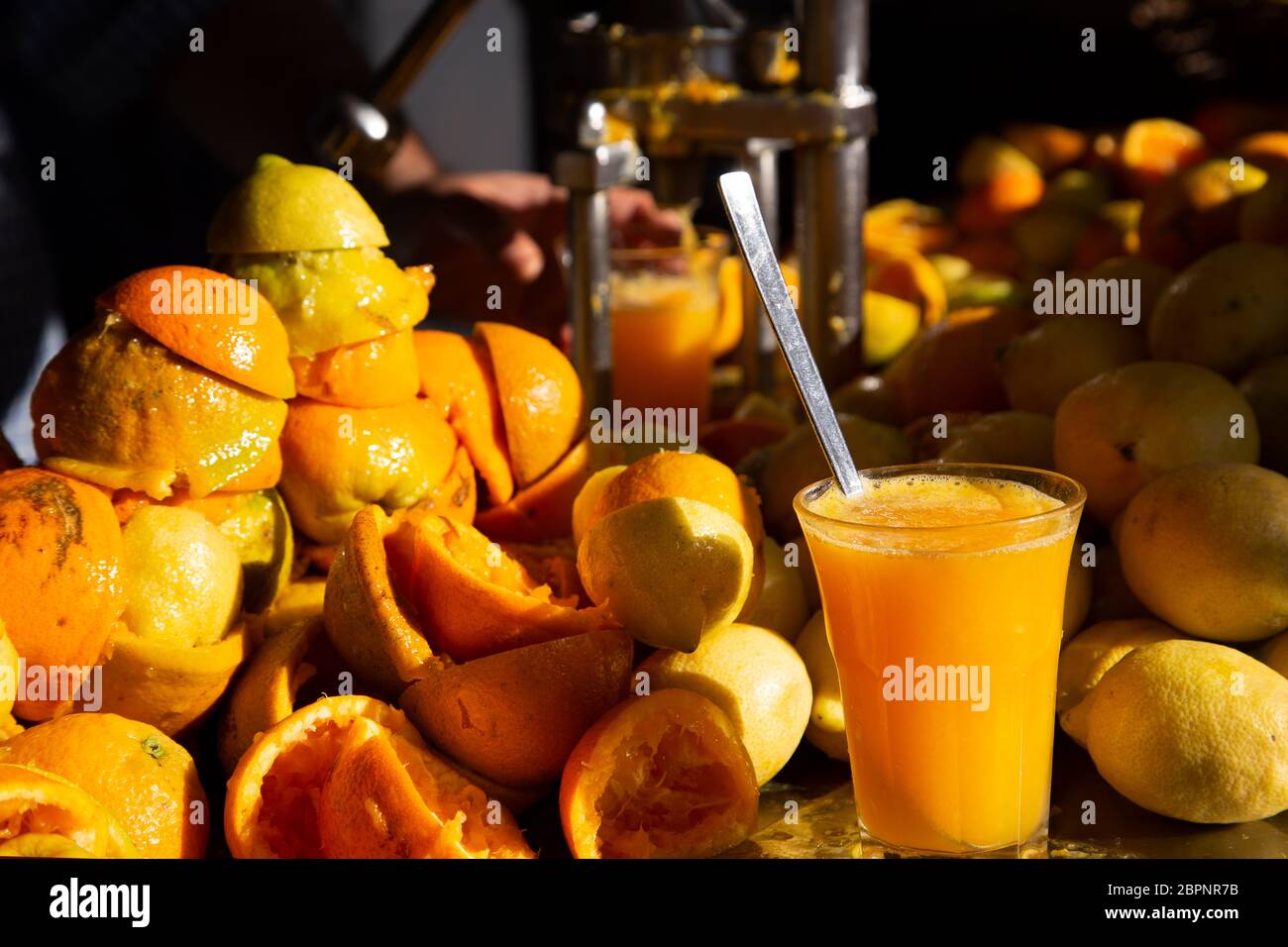 Kiosk in Sant'Angelo auf Ischia Insel, frische Orangen- und Zitronensaft im Moment macht. Reisen in Italien, Insel Ischia, Neapel. Wahrzeichen ein Stockfoto