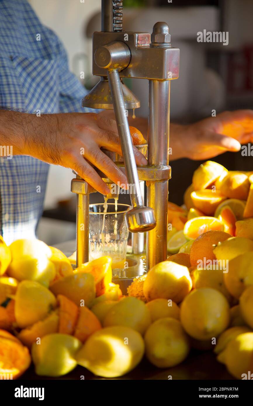 Kiosk in Sant'Angelo auf Ischia Insel, frische Orangen- und Zitronensaft im Moment macht. Reisen in Italien, Insel Ischia, Neapel. Wahrzeichen ein Stockfoto