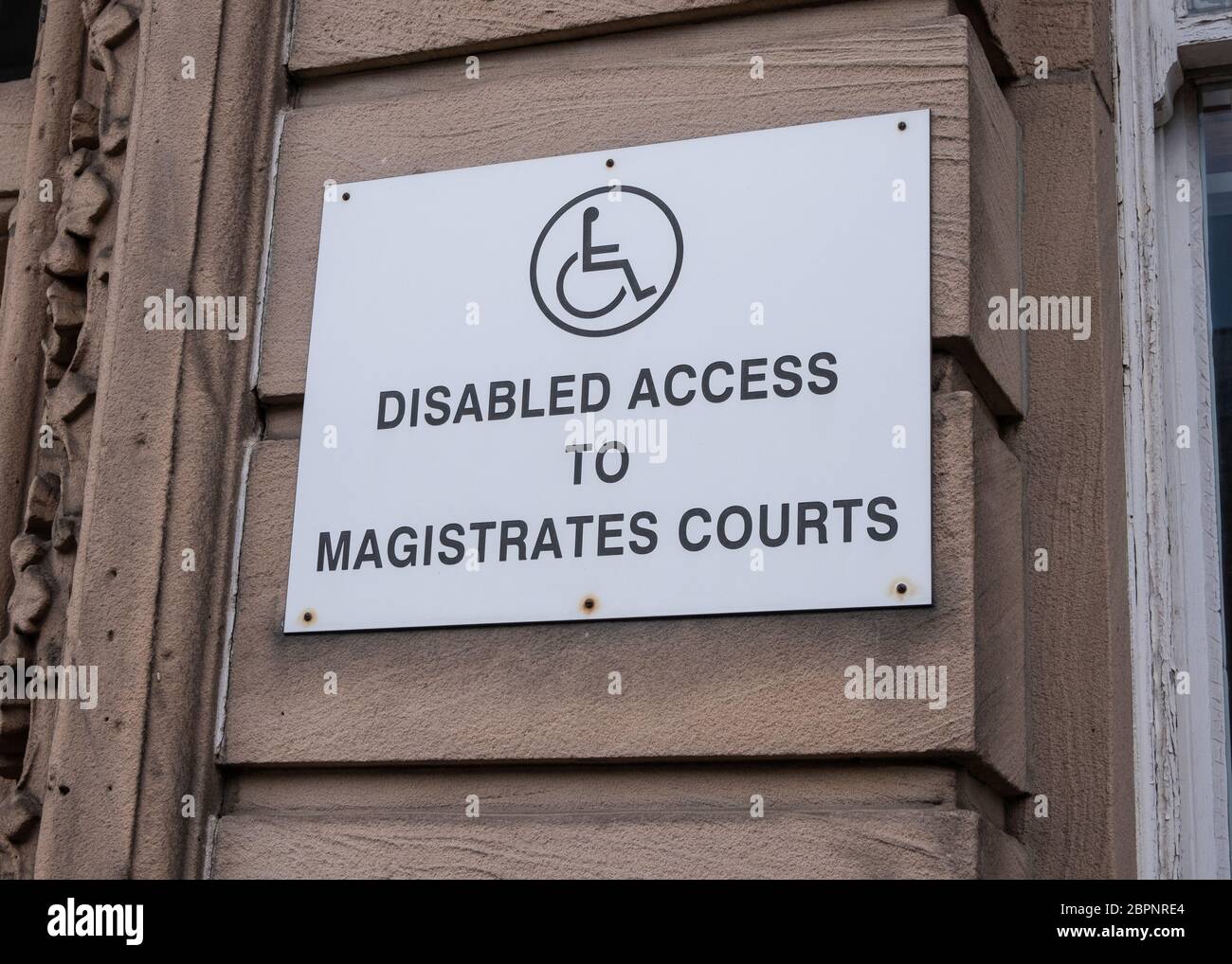 Schild für den Zugang für Behinderte vor dem Amtsrichter Birkenhead Januar 2020 Stockfoto