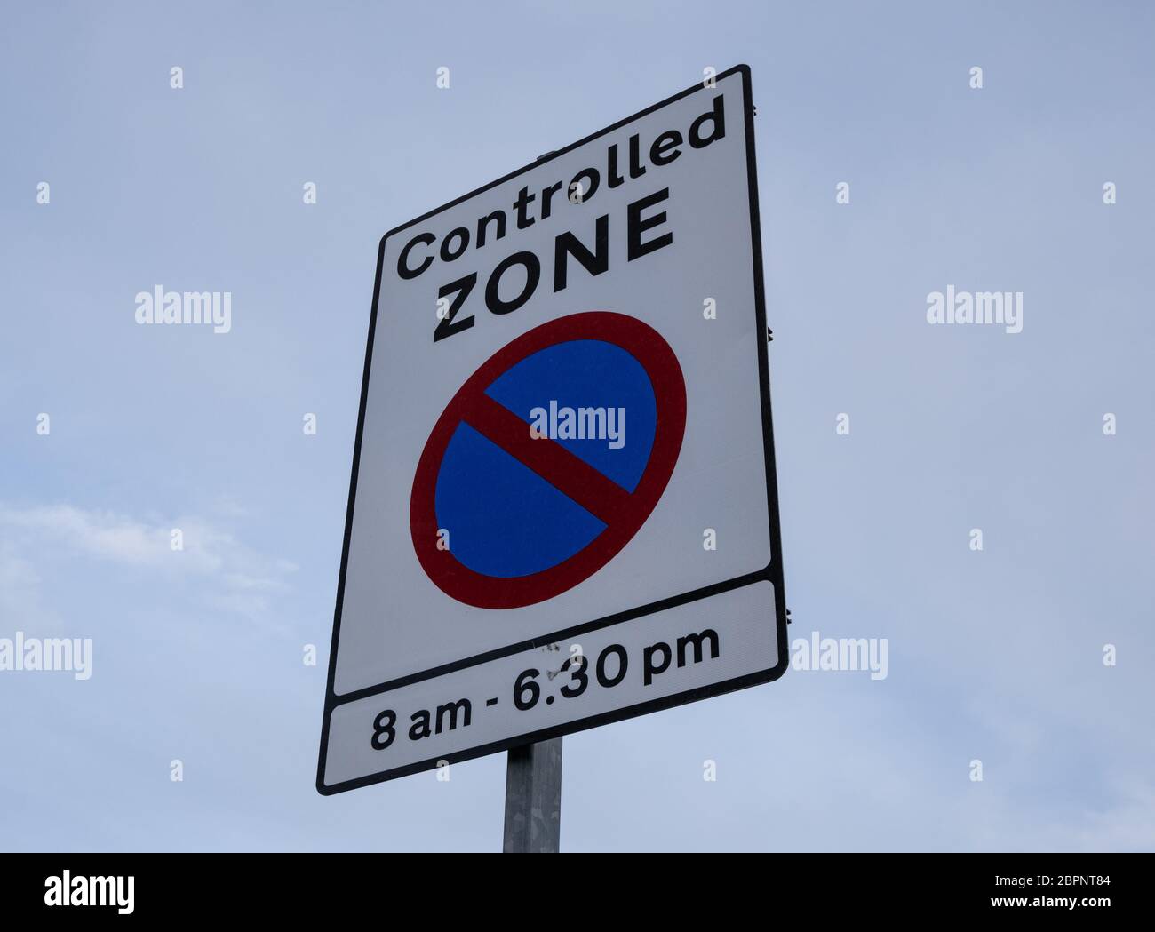 schild mit Zeitbegrenzung für kontrollierte Zone in Birkenhead Januar 2020 Stockfoto
