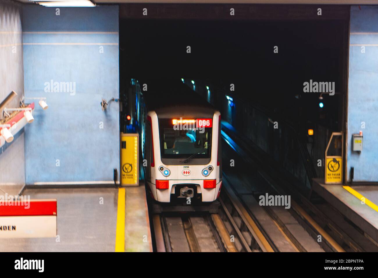 SANTIAGO, CHILE - MÄRZ 2020: Ein Zug der Metro de Santiago an der Station Tobalaba der Linie 1 Stockfoto