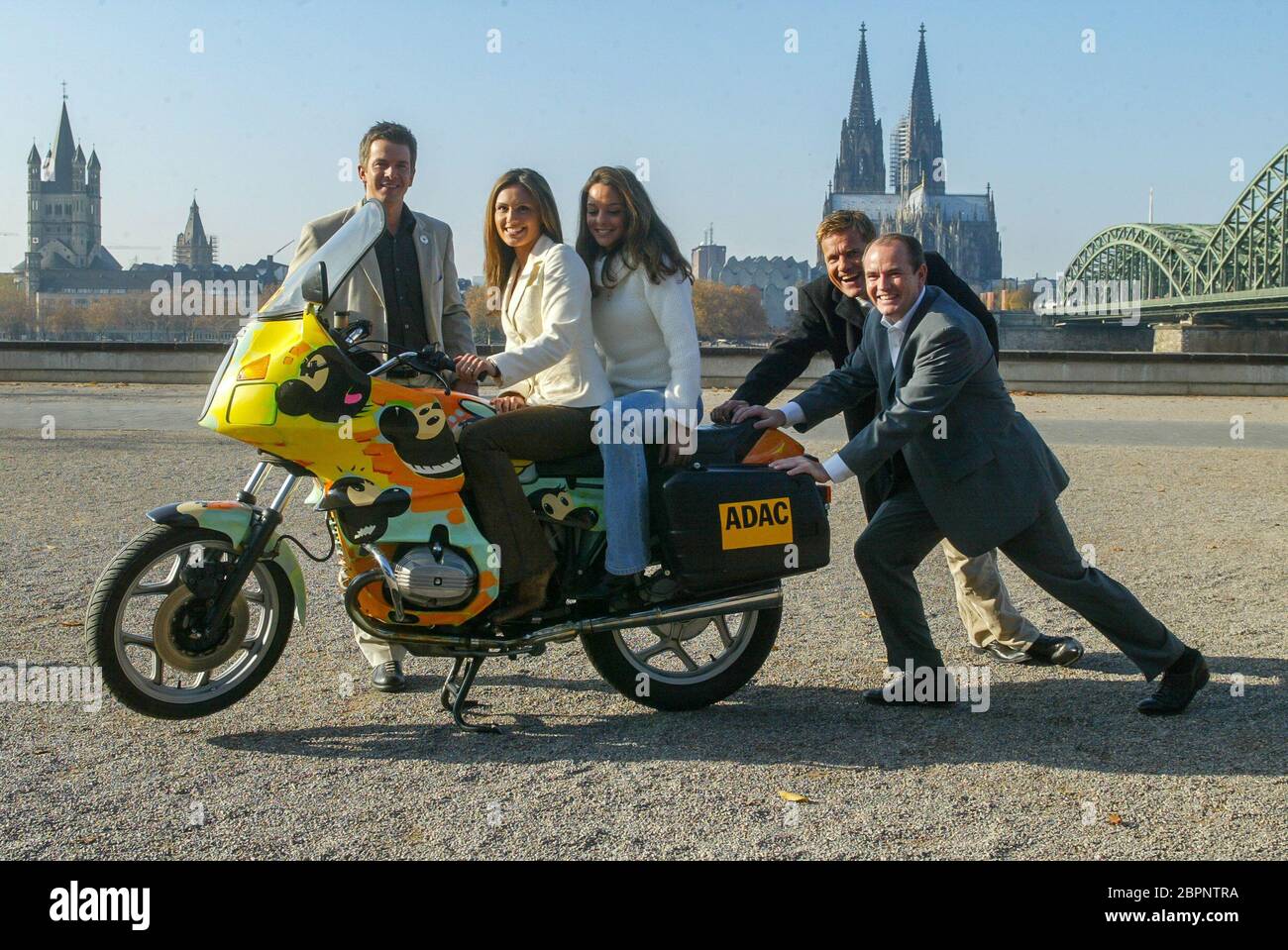 8. RTL-Spendenmarathon 2003 - Präsentation in Köln-Deutz - die Stiftung RTL - Wir helfen Kindern' präsentiert die Projektpaten vor dem Kölner Hyatt Hotel. Markus Lanz, Nazan Eckes, Estefania Küster, Dieter Bohlen und Wolfram Kons (von links). Stockfoto