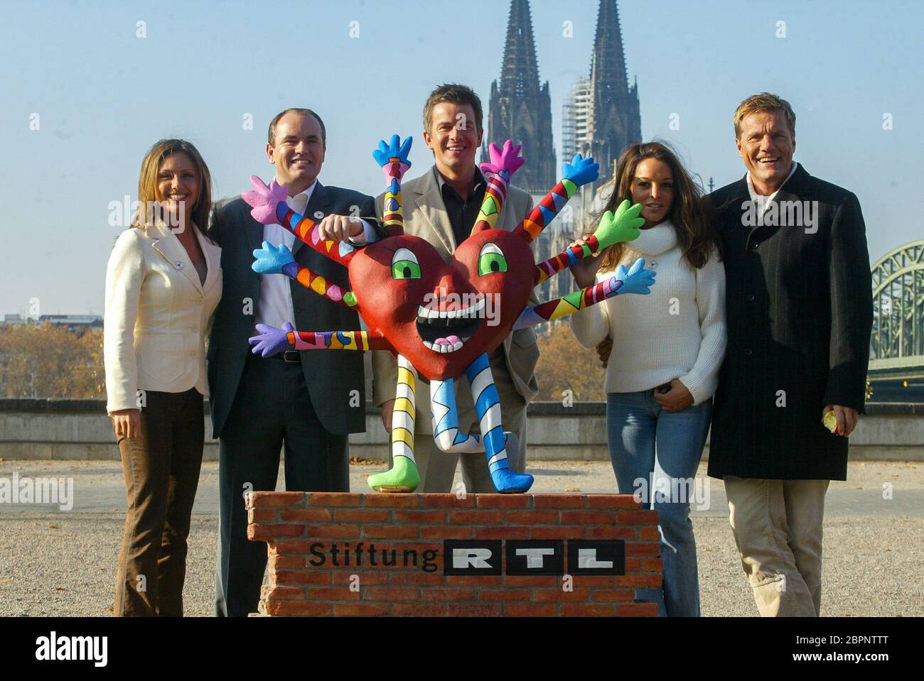 8. RTL-Spendenmarathon 2003 - Präsentation in Köln-Deutz - die Stiftung RTL - Wir helfen Kindern' präsentiert die Projektpaten vor dem Kölner Hyatt Hotel. Nazan Eckes, Wolfram Kons, Markus Lanz, Estefania Küster und Dieter Bohlen (von links). Stockfoto