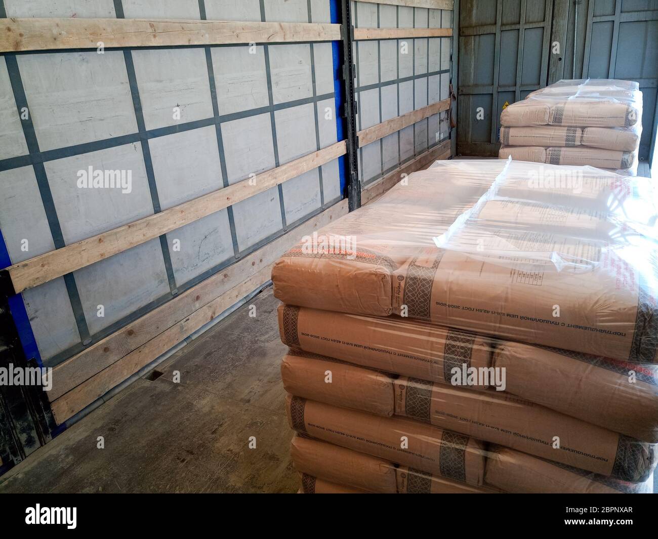 Krasnodar, Russland - 13. Juni 2019: Entladen von Säcken aus Zement von einem LKW mit einem Gabelstapler. Stockfoto