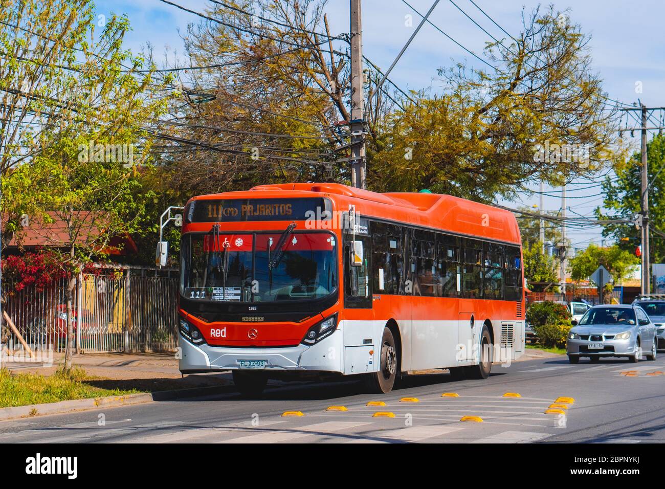 SANTIAGO, CHILE - OKTOBER 2019: Ein Transantiago - Red Movilidad Bus in Maipú Stockfoto