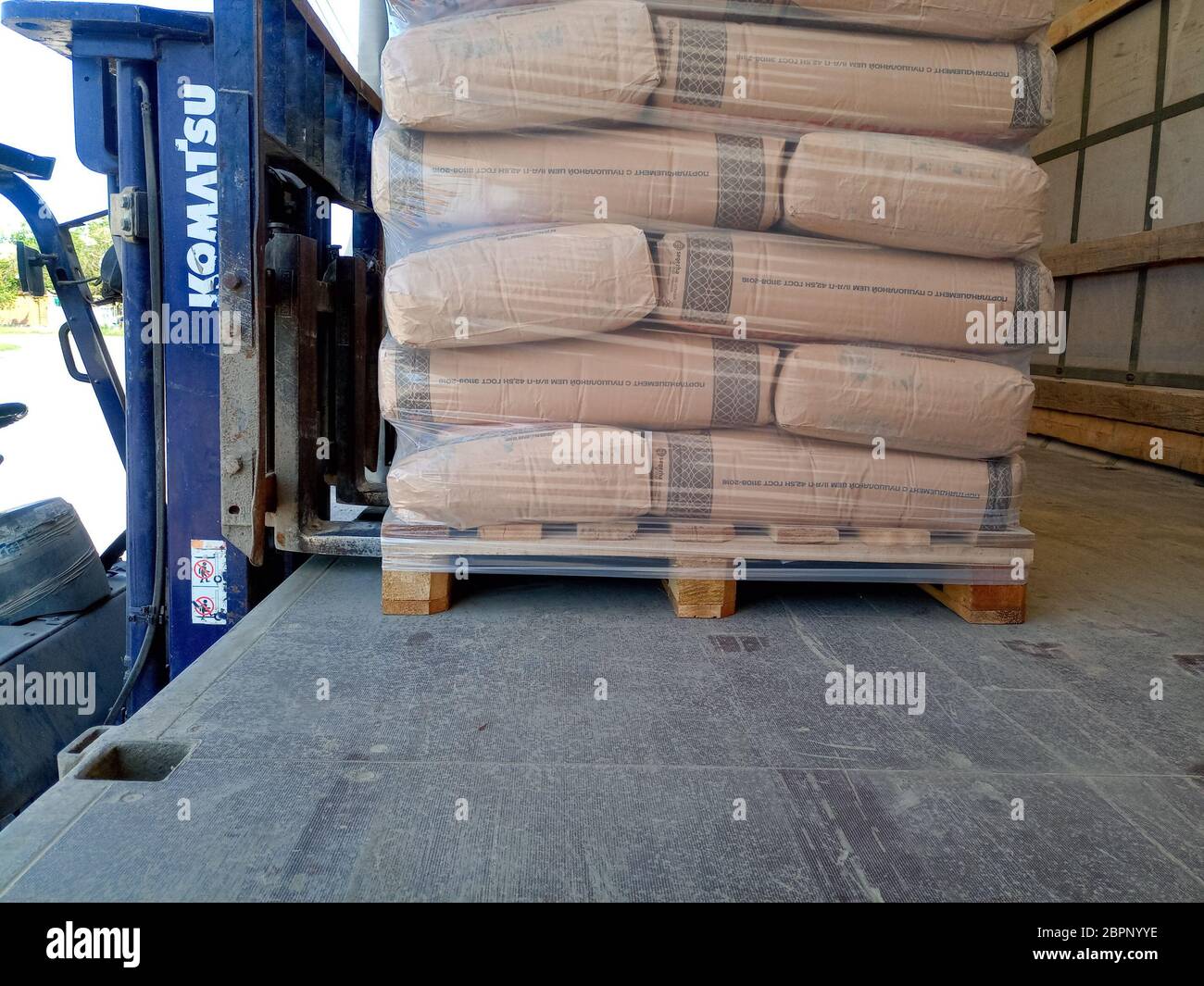 Krasnodar, Russland - 13. Juni 2019: Entladen von Säcken aus Zement von einem LKW mit einem Gabelstapler. Stockfoto