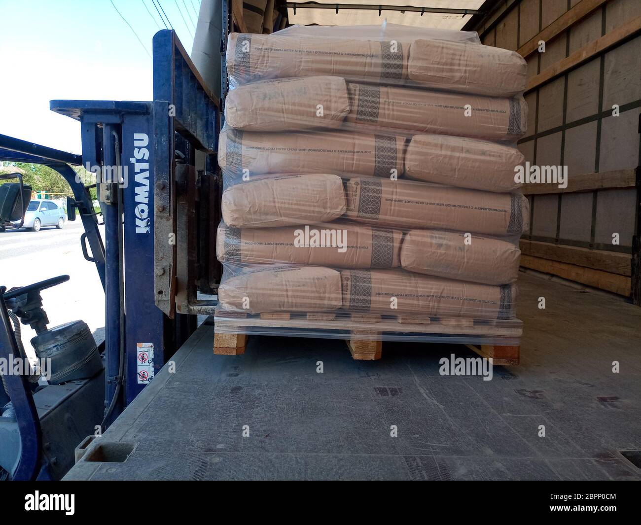 Krasnodar, Russland - 13. Juni 2019: Entladen von Säcken aus Zement von einem LKW mit einem Gabelstapler. Stockfoto