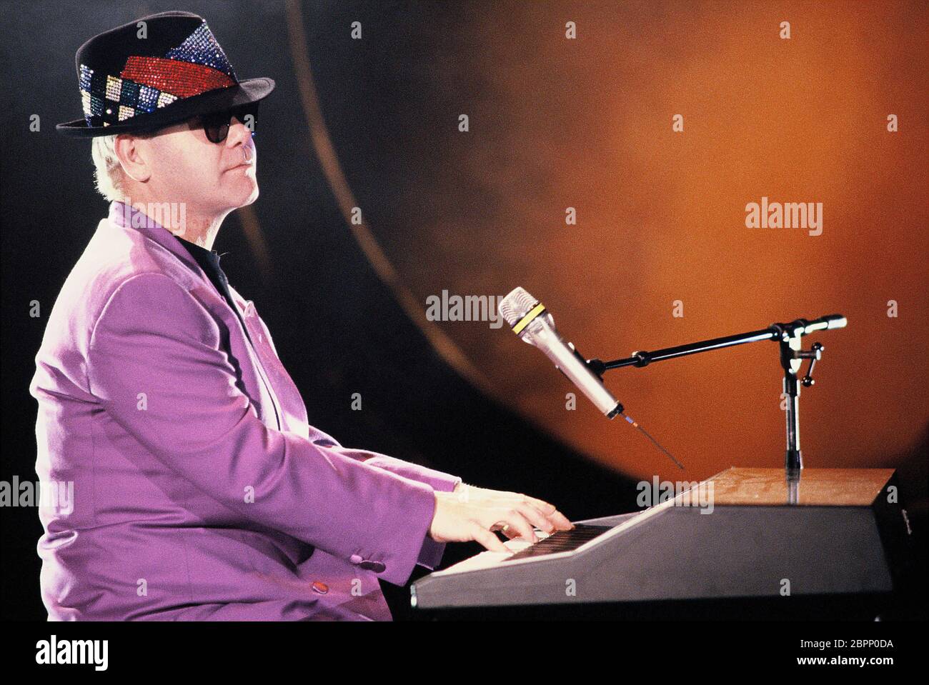 TV-Show 'Wetten, dass..?' Ausgabe 65 - der britischer Sänger, Komponist und Pianist Elton John singt 'You Gotta Love Someone' bei 'Wetten, dass..?' Stockfoto