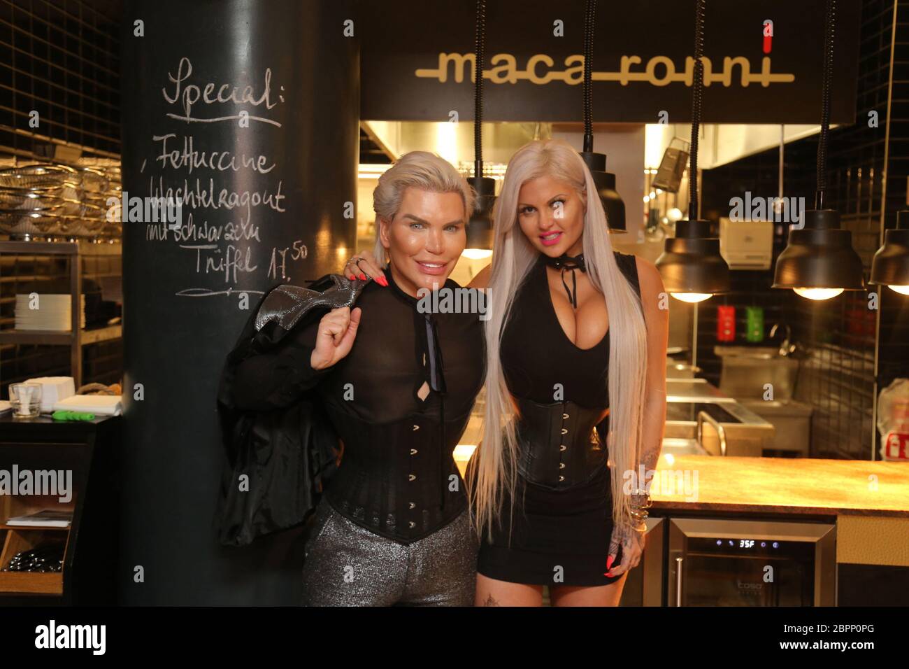 Sophia Wollersheim & Briten-Ken - Sophia Wollersheim (rechts) und  Briten-Ken im Restaurant Maca-ronni in Köln Stockfotografie - Alamy