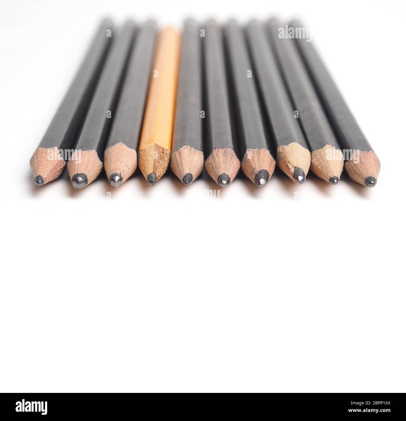 Einstellen des Künstlers Bleistifte in einer Reihe auf einem weißen Tisch mit Platz für Text, selektiver Fokus auf den Vordergrund Stockfoto