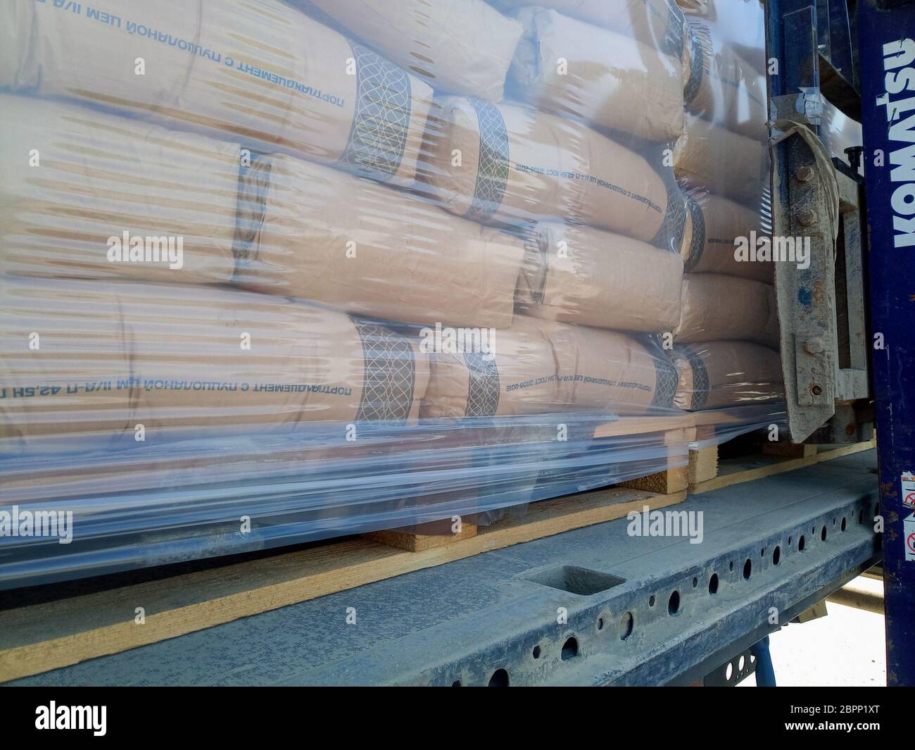 Krasnodar, Russland - 13. Juni 2019: Entladen von Säcken aus Zement von einem LKW mit einem Gabelstapler. Stockfoto