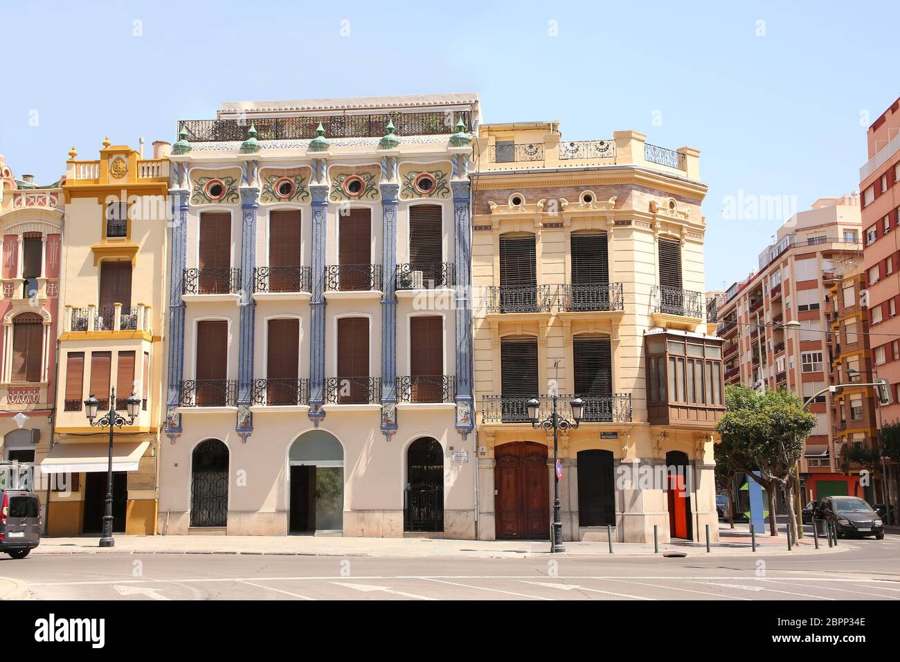 Gruppe von bunten historischen modernistischen Gebäuden, Stadt Castellón, Valencia, Spanien. Stockfoto Gruppe von bunten historischen modernistischen Gebäuden, Stadt Castellón, Valencia, Spanien. Stockfoto